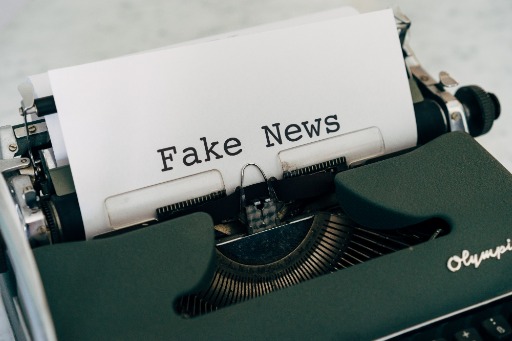 A typewriter that says "fake news"